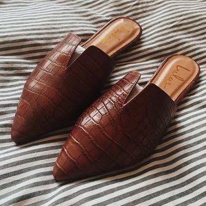 Crocodile-embossed slides